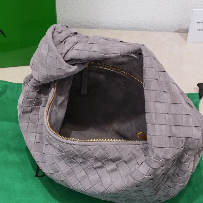 Batch 1460 JODIE Sheep Suede Medium size comes out of Huo~ It is much more practical than small size. The shape is still fashionable and good-looking. Made of classic Yangjin weaving. The iconic weaving has always been the most proud design of BV. The soft shape is super suitable for concave shape~ Not only the size has been changed, the quality details are also more refined. The version is more round and Q. The medium size has more styles. It is not only practical and can hold everything, but also can carry Jodie's fashionable concave shape. It’s really both practical and fashionable. It’s awesome! Size: 36x21x13, model: 6697# frosted leather